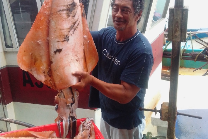 Tongan fisher ‘Asaeli Nehoa with a diamondback squid