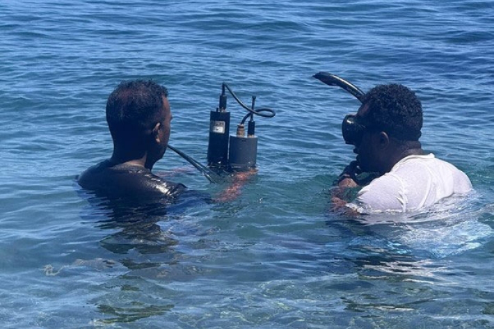 Researchers from Solomon Islands retrieve the iSAMI-pH equipment with ocean acidification parameter data