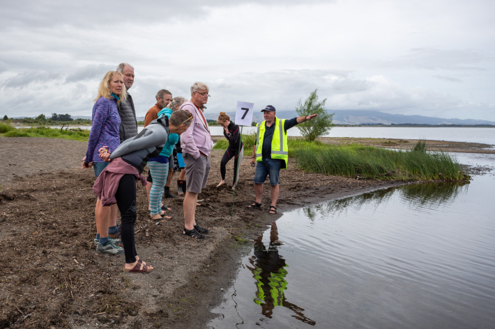 Earth Sciences NZ ecologist Mark Fenwick briefs volunteers before the 2023 count begins. 