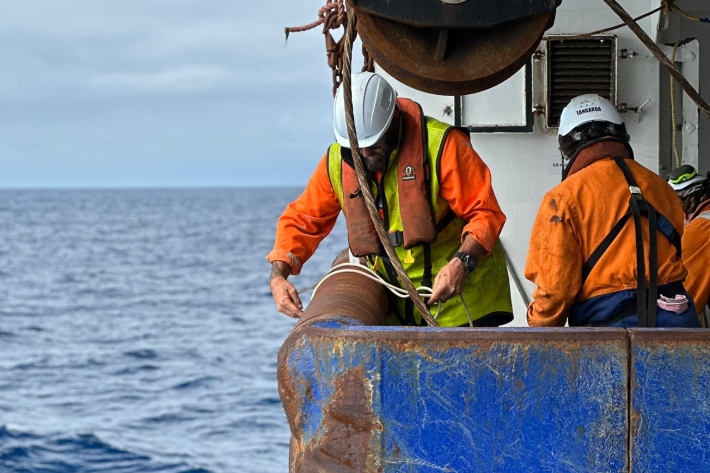 Team get ready to deploy an Argo float