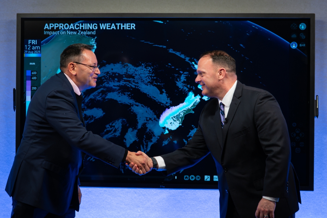 Minister of Science, Innovation and Technology Shane Reti shakes hands with Earth Sciences New Zealand Principal Scientist - Forecasting and Media Chris Brandolino