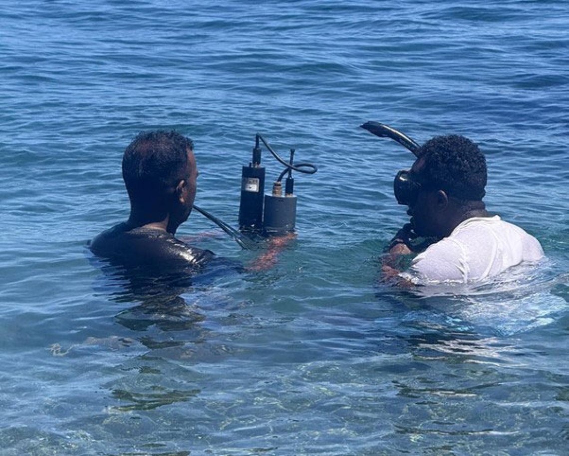 Researchers from Solomon Islands retrieve the iSAMI-pH equipment with ocean acidification parameter data