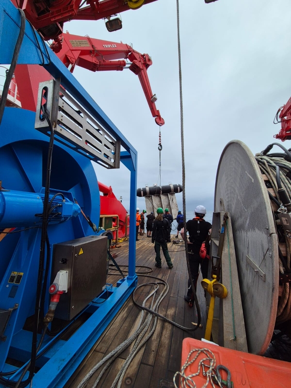 Deployment of seismic equipment off RV Sonne