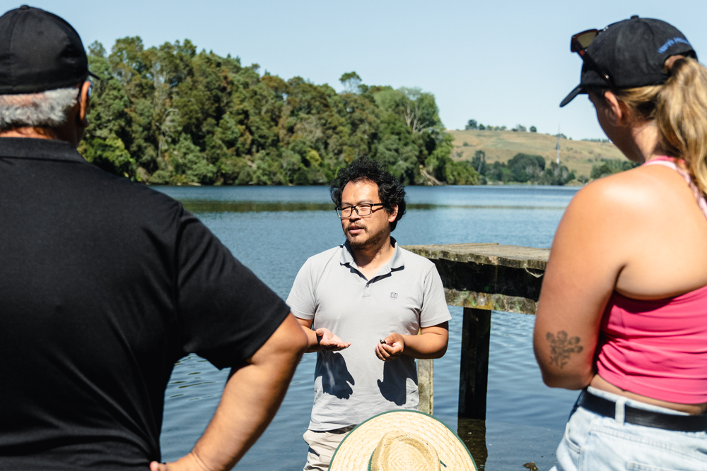Associate Professor Dr Yu Cao (Wuhan Botanic Garden, CAS) shares his knowledge of gold clams during a hui at Bob's Landing, Waikato. Gold clams are native in China, but invasive in New Zealand