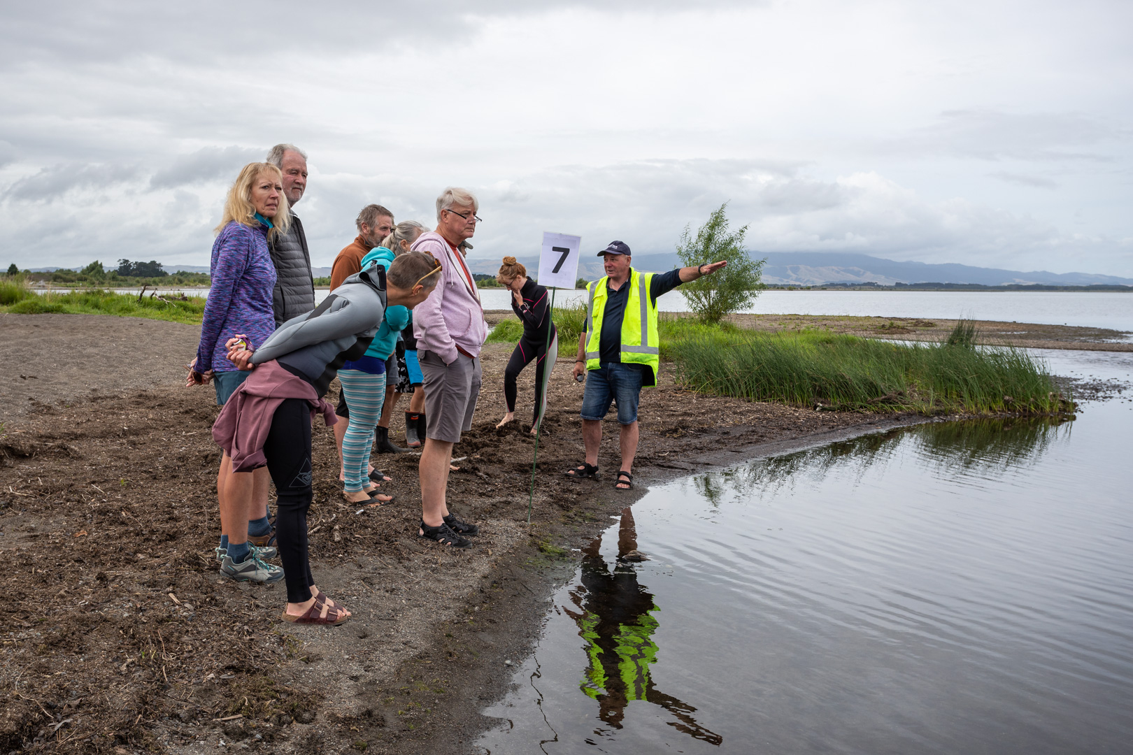 Earth Sciences NZ ecologist Mark Fenwick briefs volunteers before the 2023 count begins. 
