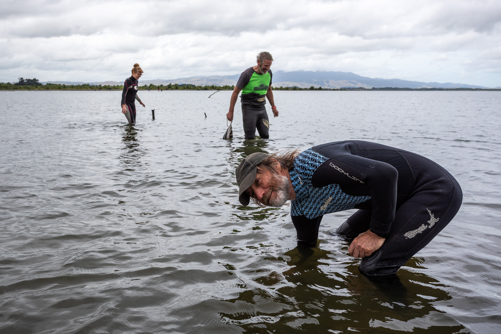 Volunteers searching for kākahi at the 2023 Wairarapa Moana Kākahi Count. 