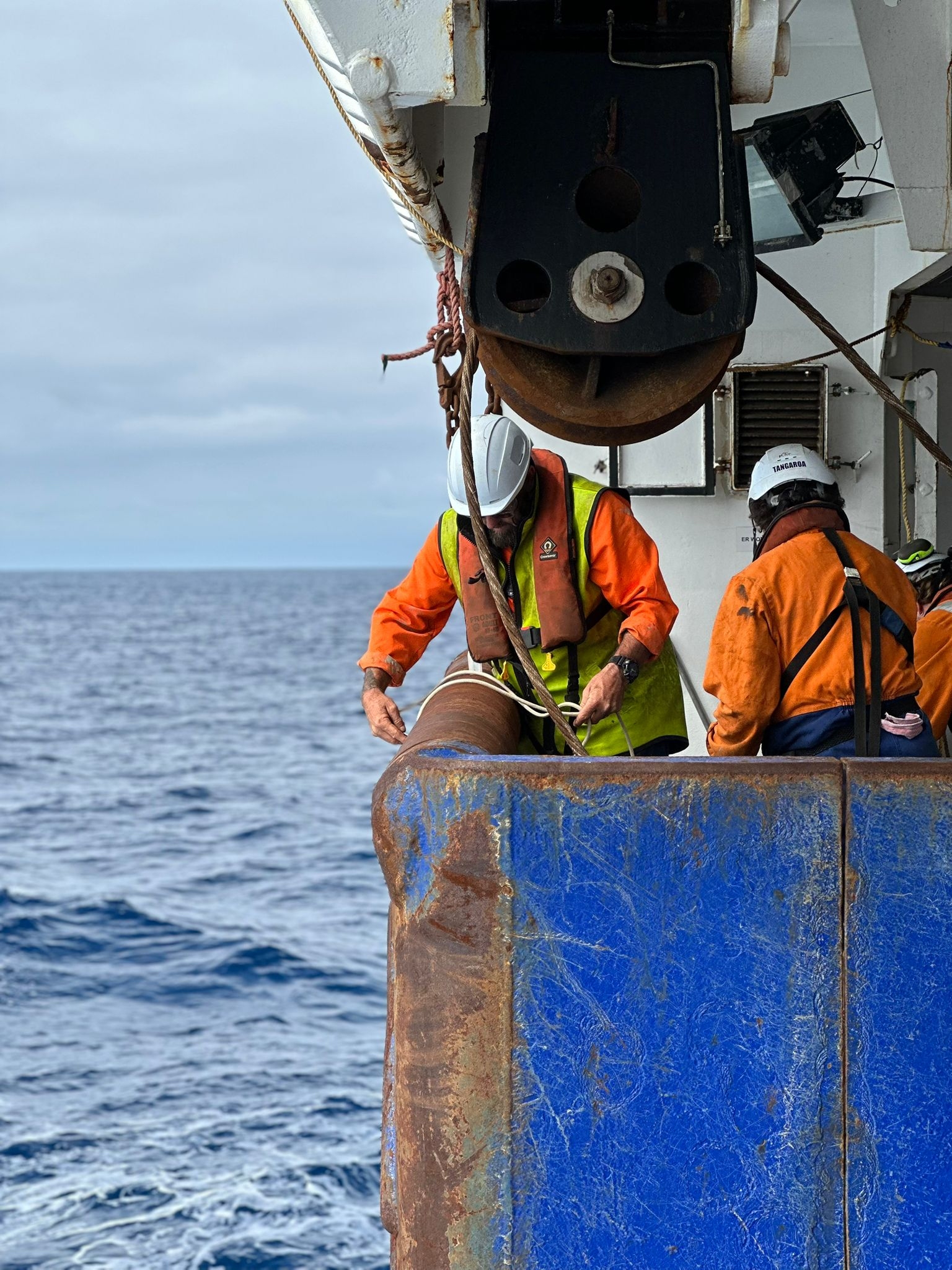 Team get ready to deploy an Argo float