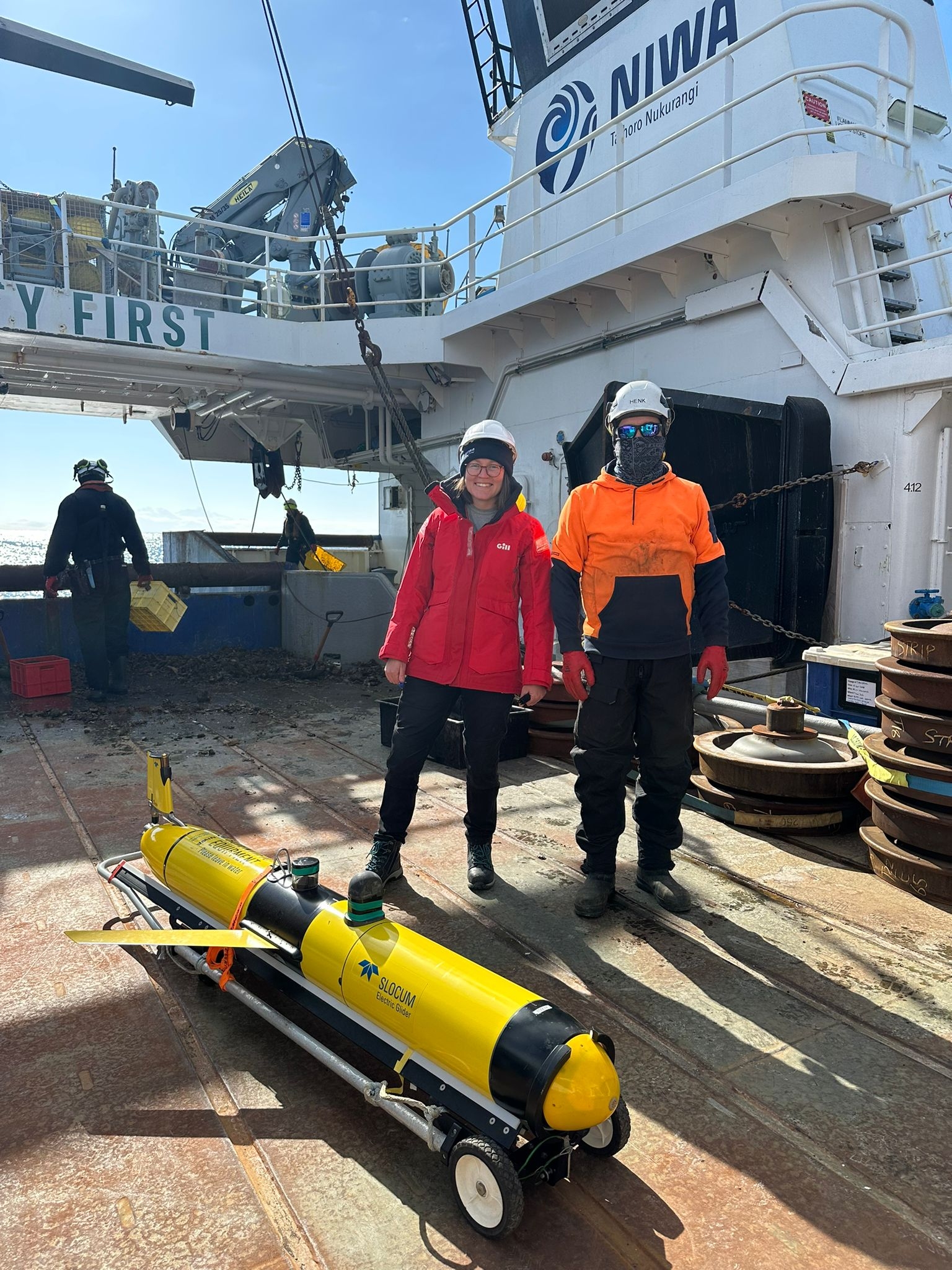 Jasmin and Henk ready to deploy the glider